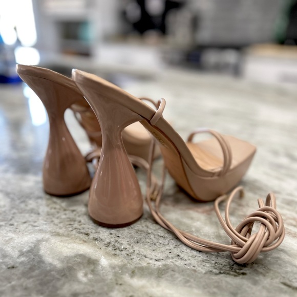 NWT Bella Marie Platforms With Sculpted Shiny Heel And Tie Up Straps - Picture 4 of 8